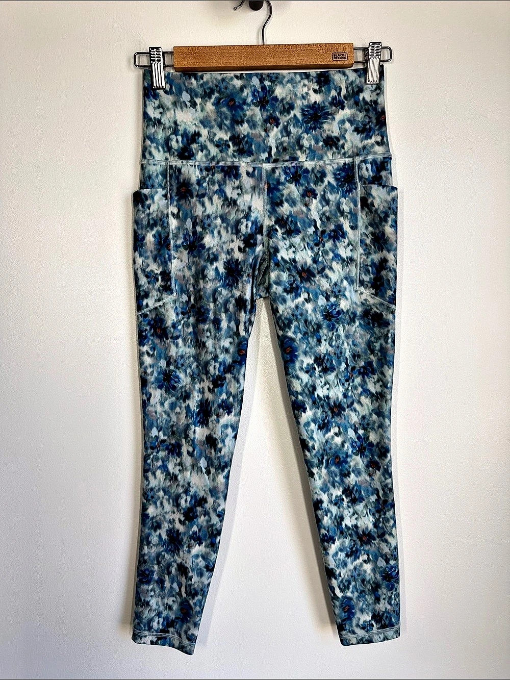 Athleta Salutation Stash High Rise 7/8 Legging Floral Blue & White Small